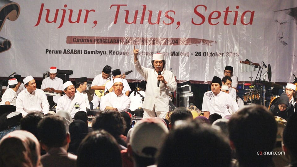 Cak Nun KiaiKanjeng, Malang, 26 Okt 2014, 01 Rohmah adalah cinta yang tulus, Mawaddah adalah cinta yang masih ada unsur pamrihnya.