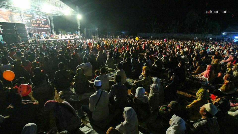 Ngaji Bareng Cak Nun KiaiKanjeng, Gresik, 01 Nov 2014, 02 Jibril itu satu, tapi jangan dianggap siji seperti pengetahuan tentang siji, sebab siji-nya Jibril itu bisa di mana-mana pada saat yang sama.