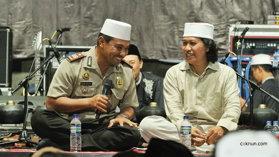 Ngaji Bareng Cak Nun KiaiKanjeng, Gresik, 01 Nov 2014, 04 Wong mendem/mabuk itu karena jahat atau goblok?