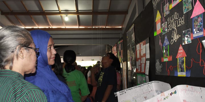 Ibu Via menyaksikan hasil karya anak-anak Salam.