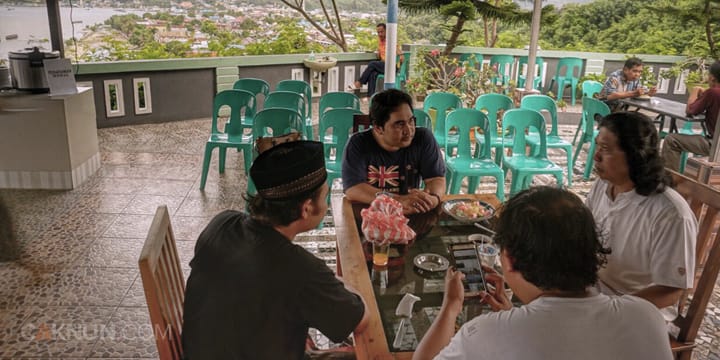 Cak Nun bersama Redaktur Maiyah