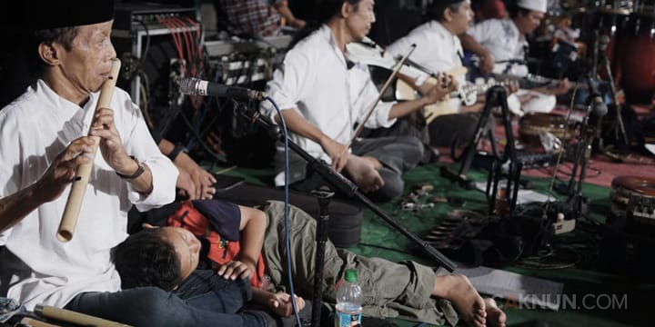 Pak Is bersama Cucunya