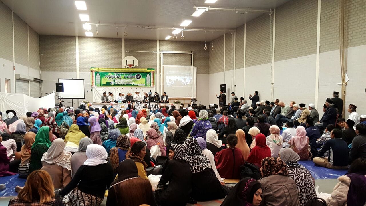 Bukan forum seminar akademis atau kajian ilmiah, melainkan “pengajian”.