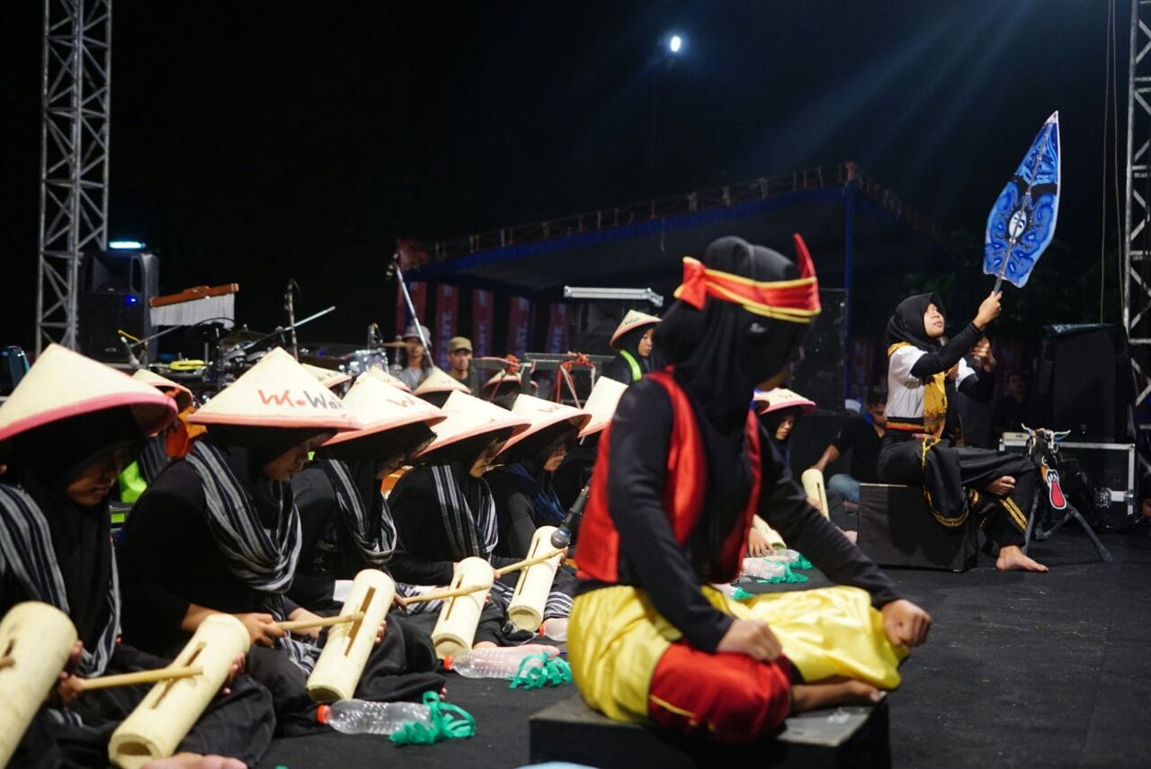Biasanya pakai fragmen-fragmen kecil di tengah-tengah lagu. Apik cah-cah iki