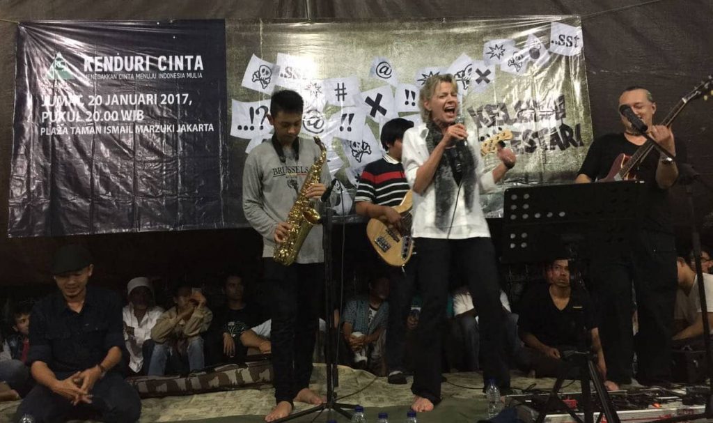 Bu Anne jam session spontan dengan Beben Jazz and Friends.