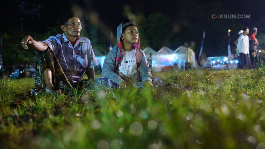 Rasulullah itu bukan hanya utusan Allah kepada kita, melainkan juga utusan kita kepada Allah, terang Mbah Nun, Sinau Bareng Lapangan Jepang Mejobo Kudus malam ini 28 April 2017.