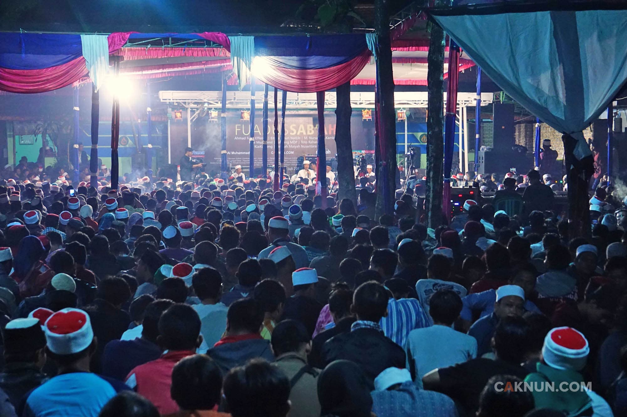 Jamaah tumplek blek menghadiri Padhangmbulan Fuadus-Sab'ah. Foto: Adin