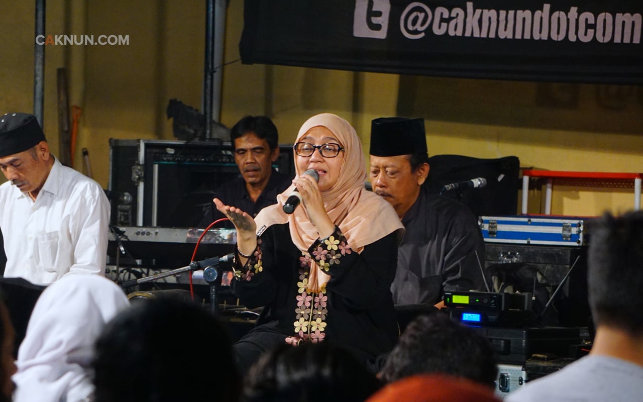 Mbak Novia Kolopaking bersama KiaiKanjeng, Mocopat Syafaat Juni 2017