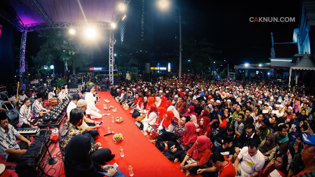 “Nggandol pada tali Allah,” sebut Cak Nun mengibaratkan bagaimana sikap tawakkal.