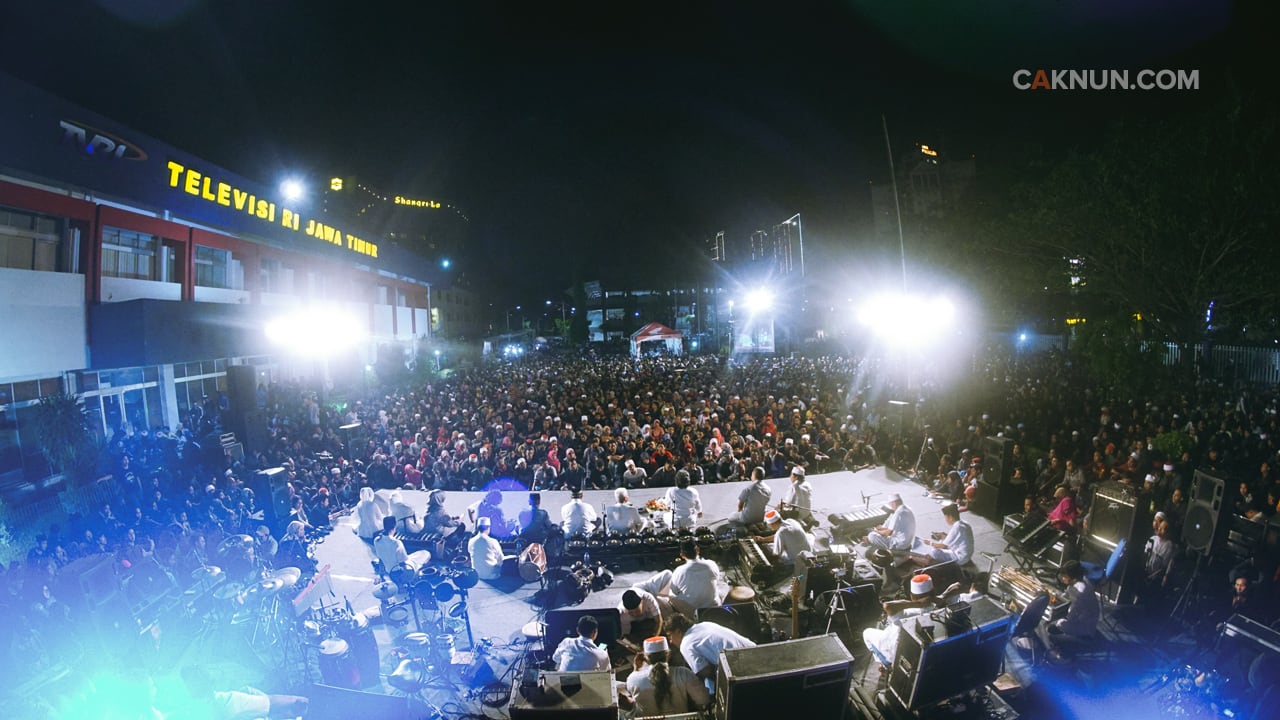 Malam ini Bangbang Wetan genap berusia 11 tahun. Acara digelar di halaman TVRI Surabaya.