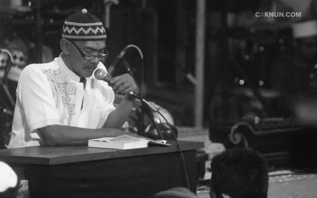 Bapak Abdullah Qoyim bertadarus Al Quran. Foto: Hariadi