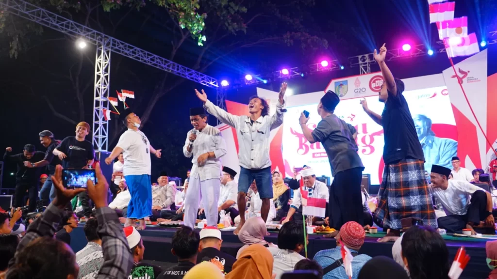 Bergembiara dalam Sinau Bareng Cak Nun dan KiaiKanjeng di Simpang Lima Gumul Kediri.
