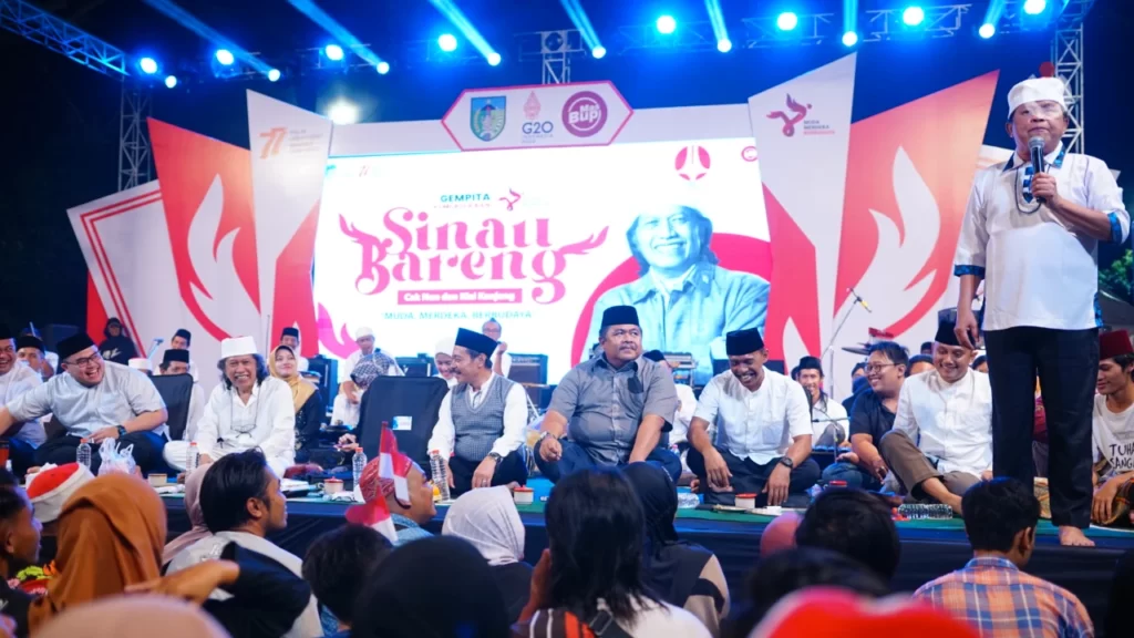 Abah Kirun juga hadir di Sinau Bareng Cak Nun dan KiaiKanjeng di Simpang Lima Gumul Kediri.