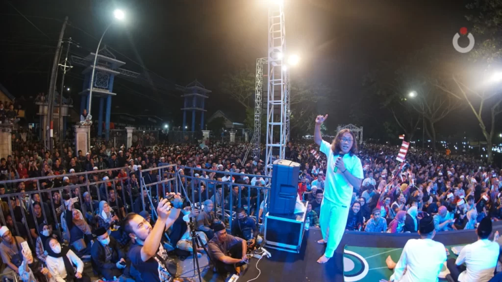Patub Letto, bergembiara dalam Sinau Bareng Cak Nun dan KiaiKanjeng di Simpang Lima Gumul Kediri.