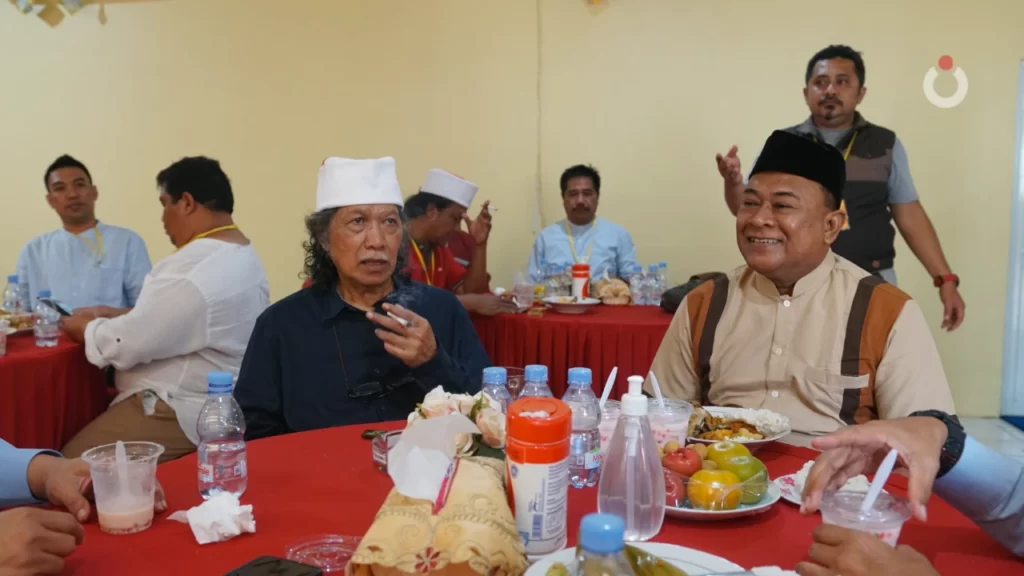 Mbah Nun bersama Suud Rusli, mantan prajurit Marinir TNI AL, salah satu terpidana di lapas Porong.