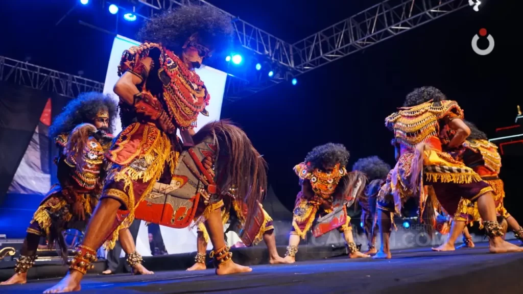 Kuda Lumping Komunitas Lima Gunung dalam pentas Teater WaliRaja RajaWali di Surabaya.